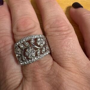 Elegant Silver Floral Ring